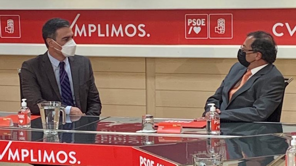 El presidente del Gobierno, Pedro Sánchez, junto a Gustavo Petro en su visita a Madrid. TWITTER @PETROGUSTAVO