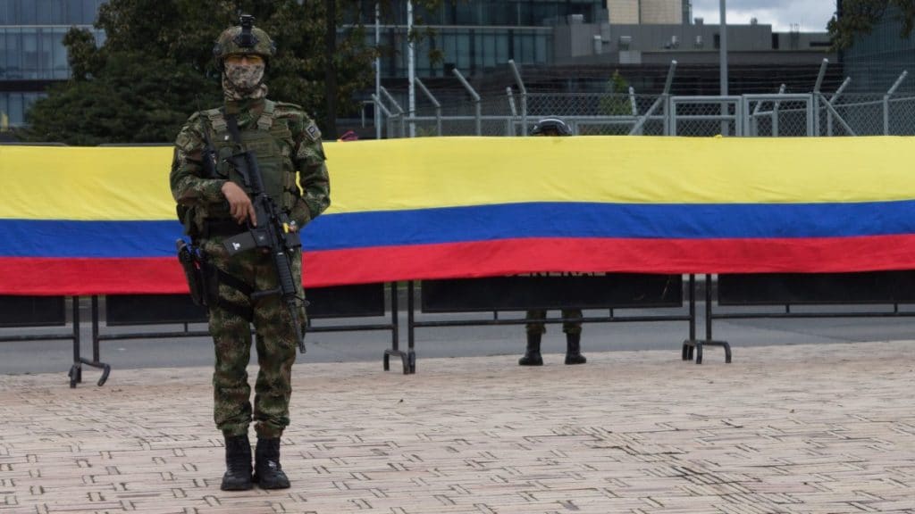 Las FARC. Militar colombiano delante de una bandera de Colombia
