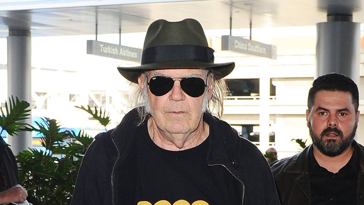 El órdago y la irrelevancia del cantante canadiense (y radical izquierdista) Neil Young