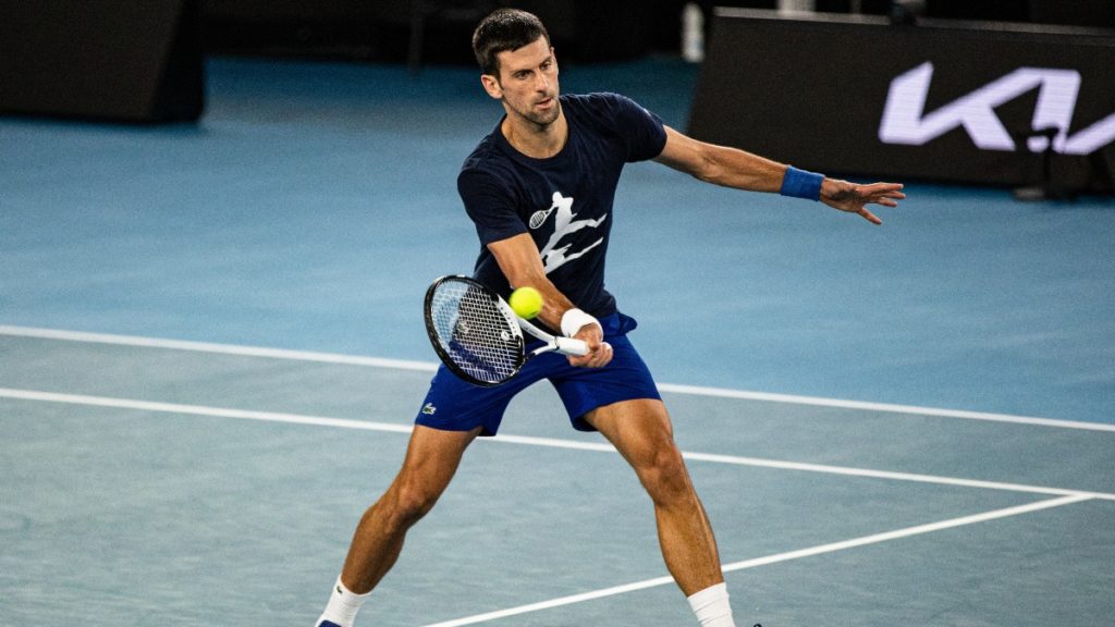 El tenista serbio Novak Djokovic entrenando en Australia a la espera de una decisión.