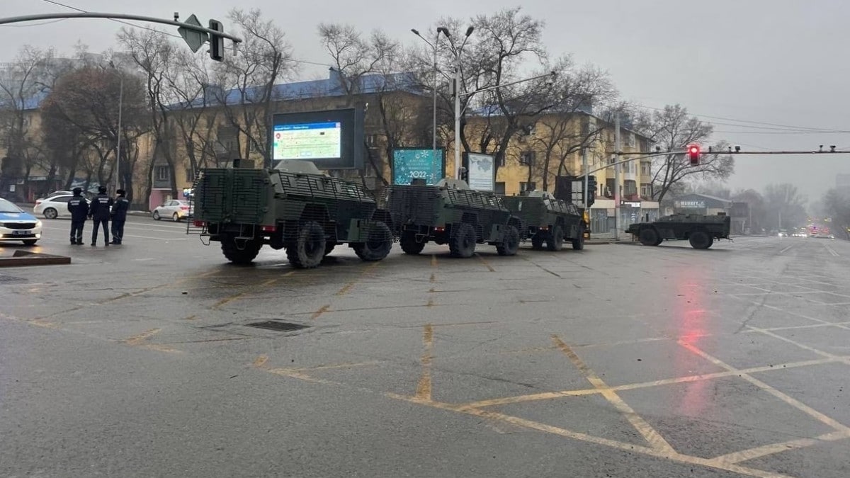Despliegue de las fuerzas de seguridad durante las protestas en Almaty (Kazajistán)