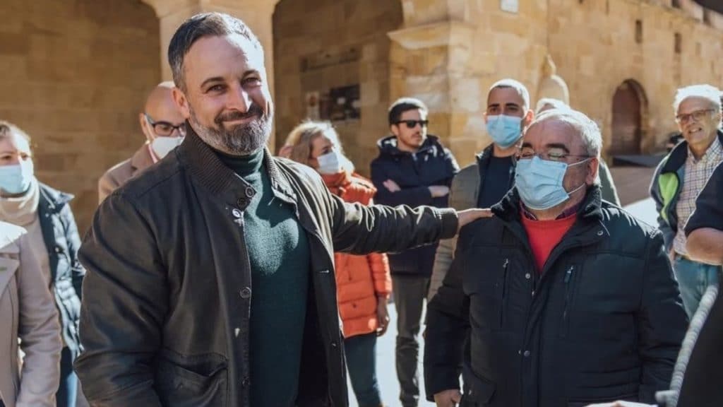 Santiago Abascal, saluda a un simpatizante en Soria