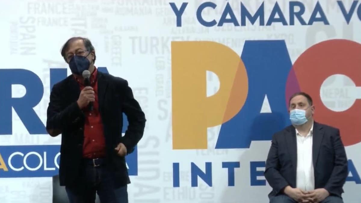 Gustavo Petro junto a Oriol Junqueras en el acto celebrado en Barcelona. YOUTUBE