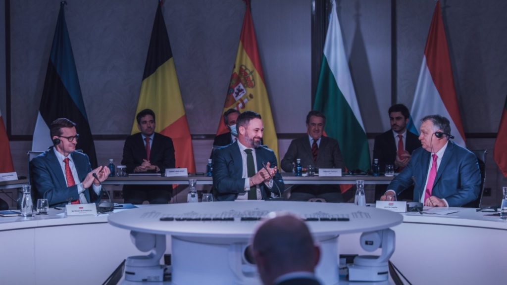El líder de VOX, Santiago Abascal, junto al primer ministro húngaro. Viktor Orbán, y al primer ministro polaco, Mateusz Morawiecki, en la Cumbre de Madrid. Twitter
