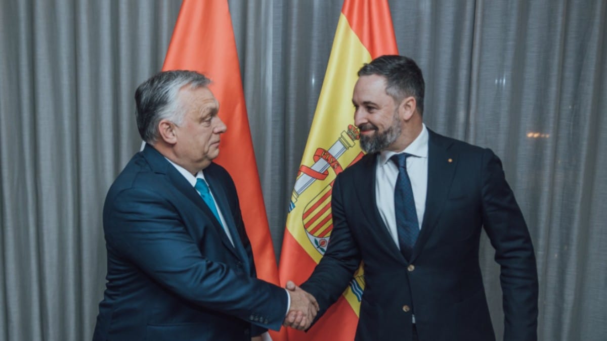 El líder de VOX, Santiago Abascal, junto al primer ministro de Hungría, Viktor Orbán, en la Cumbre de Madrid. Twitter