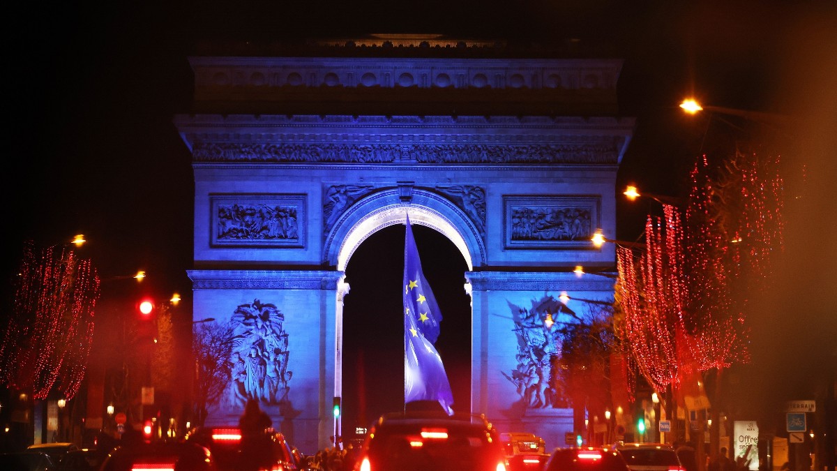 La movilización patriótica obliga a Macron a quitar la bandera de la UE colocada en el Arco del Triunfo de París