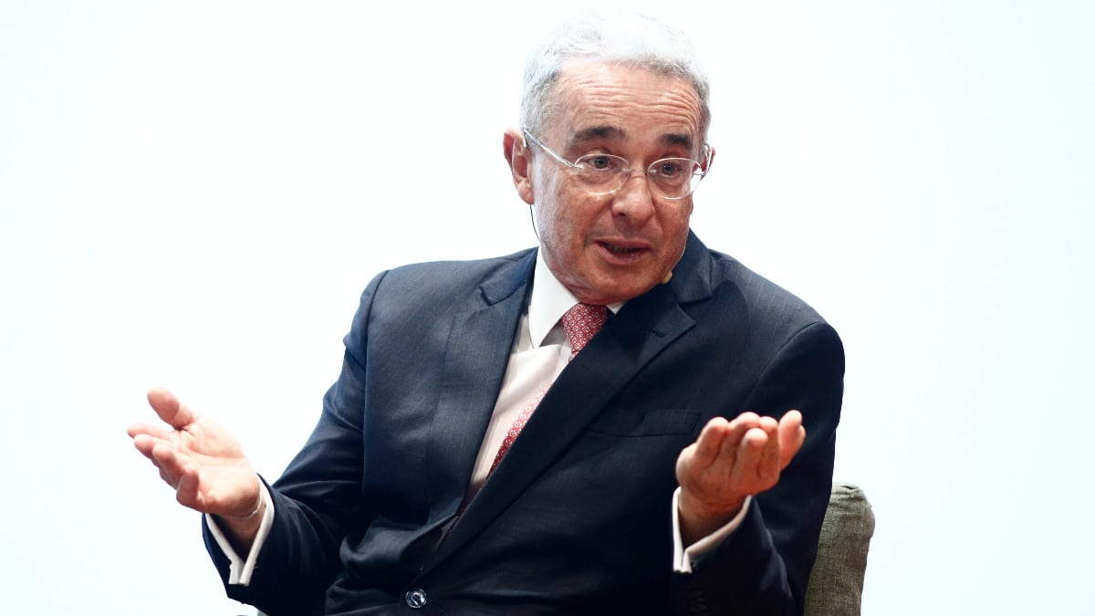 Álvaro Uribe llama a evitar que Colombia caiga en 2022 en las garras del Socialismo del Siglo XXI