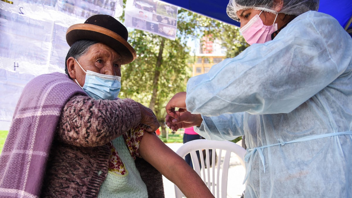 Bolivia: las imposiciones en la vacunación retratan el fracaso sanitario del régimen de Luis Arce