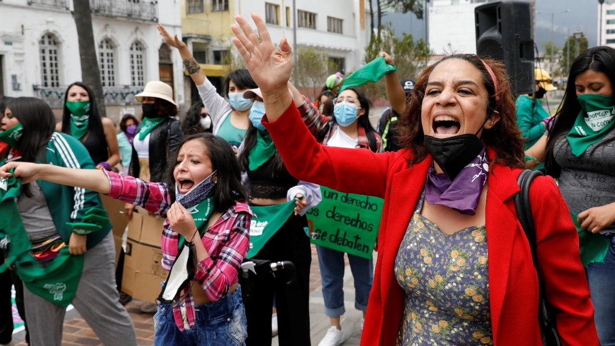 Un grupo de mujeres se manifiesta a favor del aborto en Ecuador. Reuters