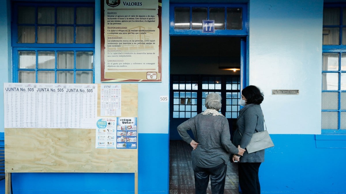 Dos mujeres esperan para votar en un colegio electoral en Costa Rica. Reuters