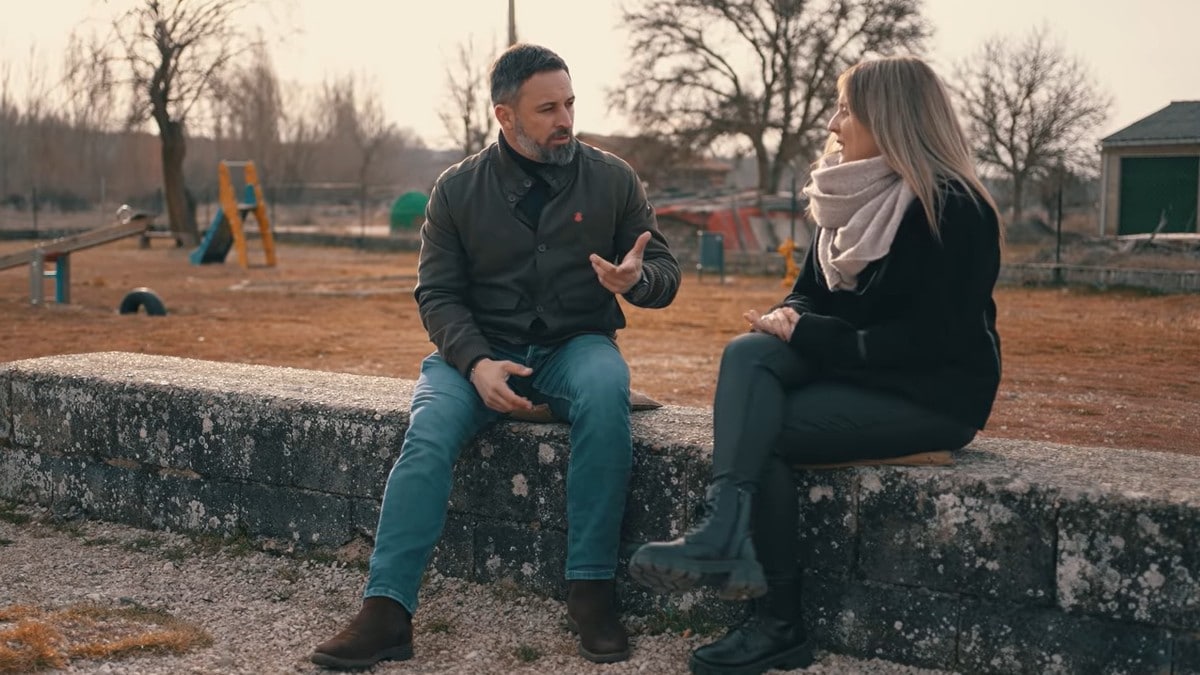 ‘El derecho a las raíces’: Abascal reivindica el derecho de los jóvenes de la España interior a permanecer en la tierra que...