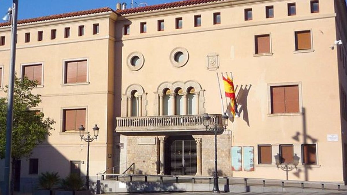 Fachada del Ayuntamiento de Cornellá de Llobregat. Wikimedia Commons