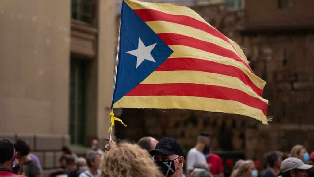 Separatistas sujetando esteladas. Europa Press