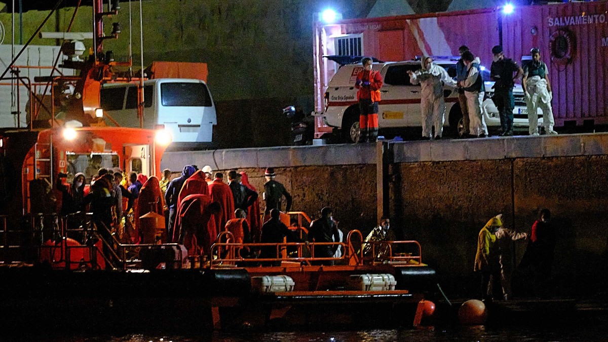 Un grupo de inmigrantes rescatados en el Puerto de Gran Tarajal, Canarias. Europa Press