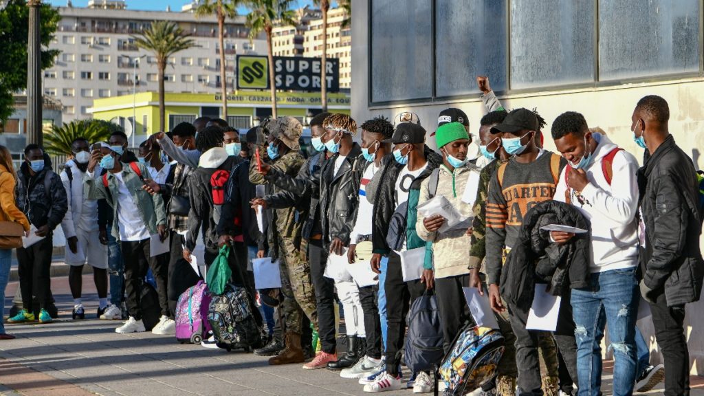 Un grupo de inmigrantes hace cola en el Puerto de Ceuta para dirigirse a la Península. Europa Press