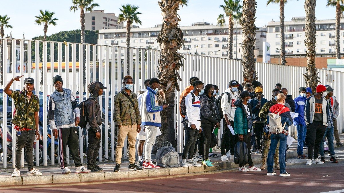 Un grupo de migrantes hacen cola en el Puerto de Ceuta - Antonio Sempere - Europa Press