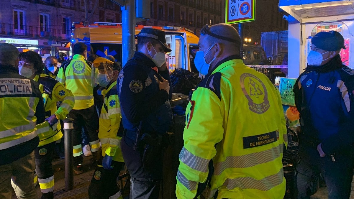 Agentes de la Policía Nacional, Policía Municipal de Madrid y Samur Protección Civil atienden al menor de 15 años fallecido en la noche del sábado en Madrid. - Emergencias Madrid