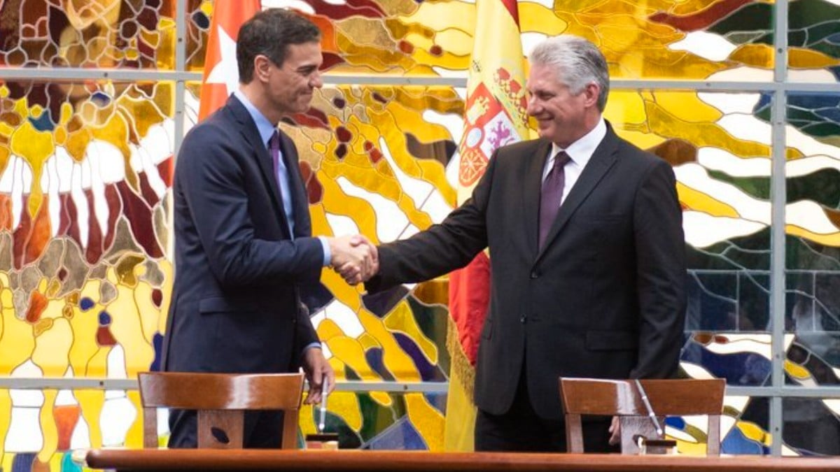 El presidente del Gobierno, Pedro Sánchez, y el dictador de Cuba, Miguel Díaz-Canel. Europa Press