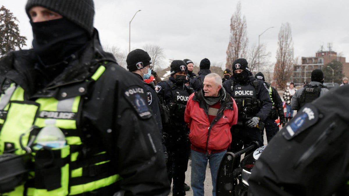 La policía canadiense detuvo a varias personas durante las marchas pacíficas del 'Convoy de la Libertad'.