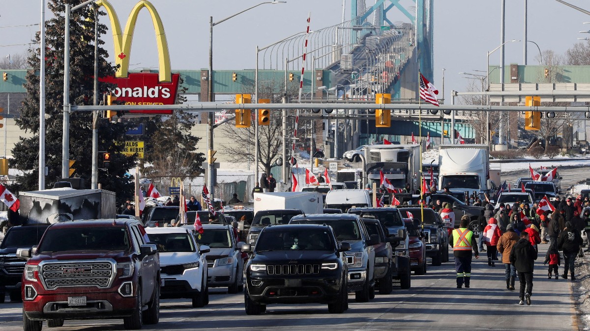 Camioneros canadienses protestan pacíficamente