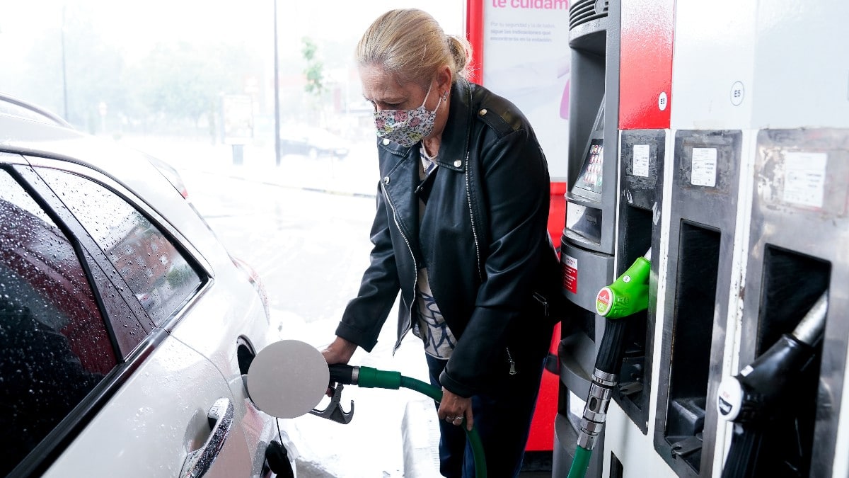 Una mujer pone gasolina a su vehículo en Madrid