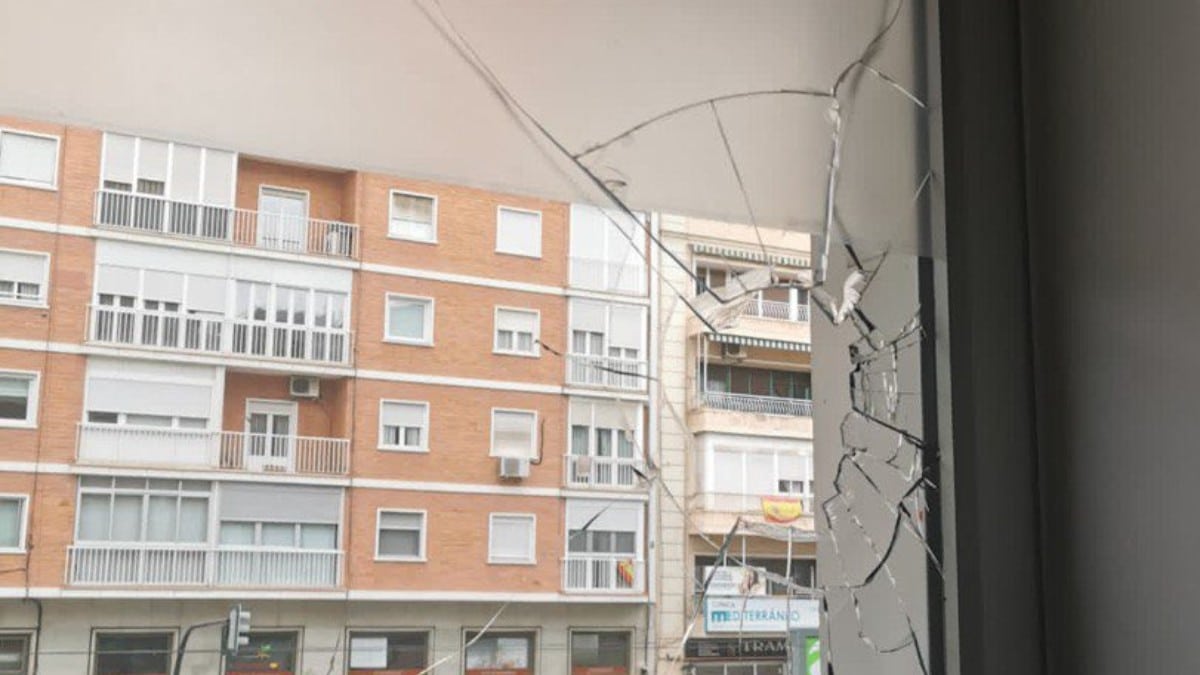 Un grupo de radicales ataca con piedras la sede de VOX en Murcia