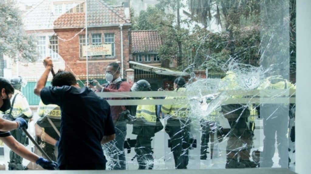 Izquierdistas atacan con piedras el hotel en el que se celebra el encuentro de Foro Madrid en Bogotá