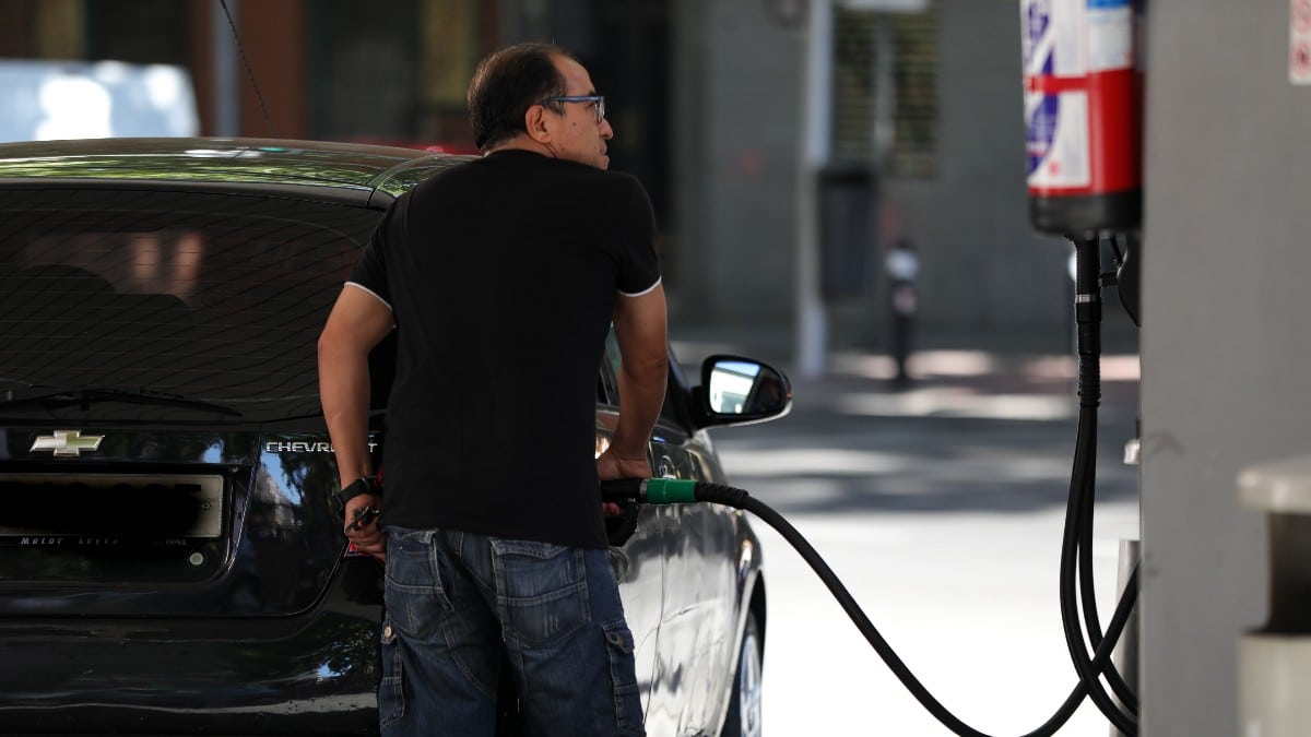 El precio de la gasolina alcanza en España máximos históricos: llenar el depósito cuesta hoy 17,1 euros más que hace un año