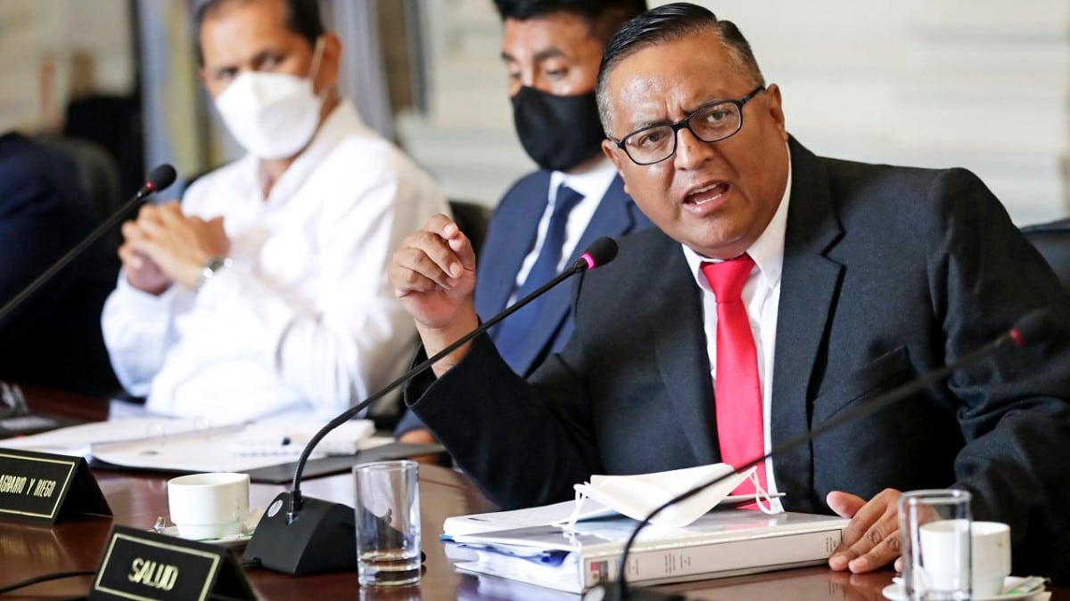 El Congreso de Perú debate una moción de vacancia contra el ministro de Salud del Gobierno comunista
