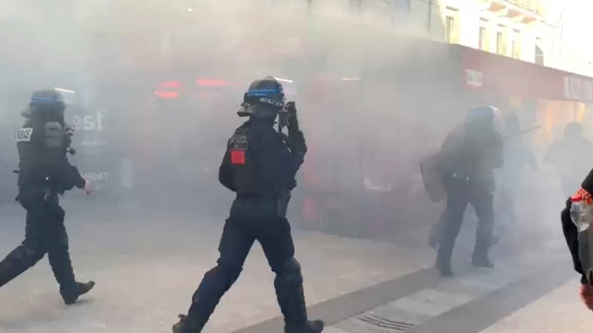 Caos y represión en París, y la ‘conjura de los grandes medios’ para ningunear la protesta del ‘Convoy de la Libertad’