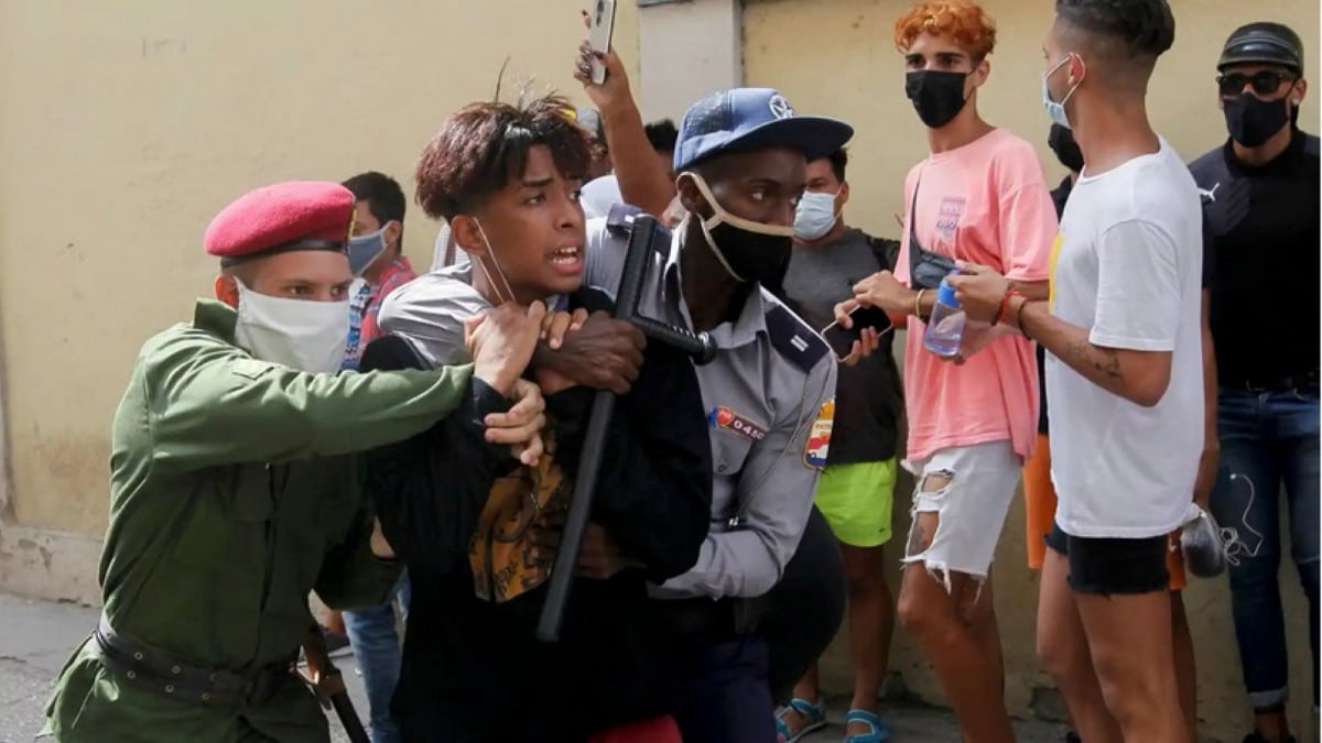 Menores de edad son reprimidos durante las protestas en Cuba
