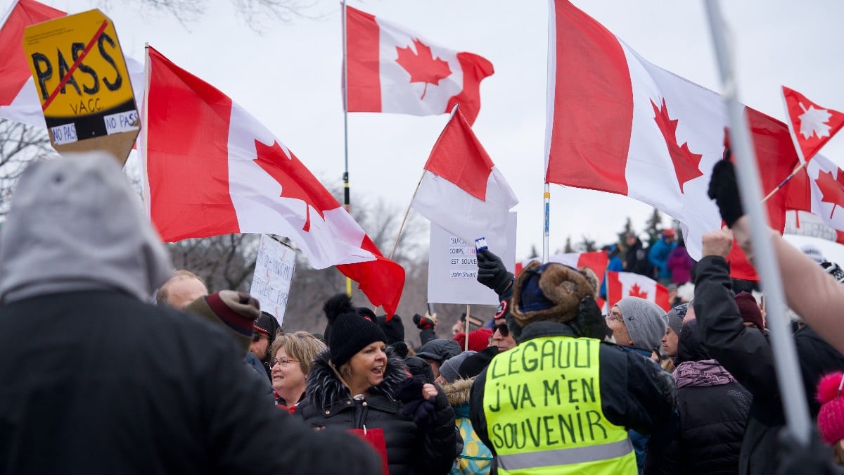 Trudeau, con un apoyo popular irrisorio, se dota de poderes dictatoriales para aplastar la protesta contra las restricciones arbitrarias