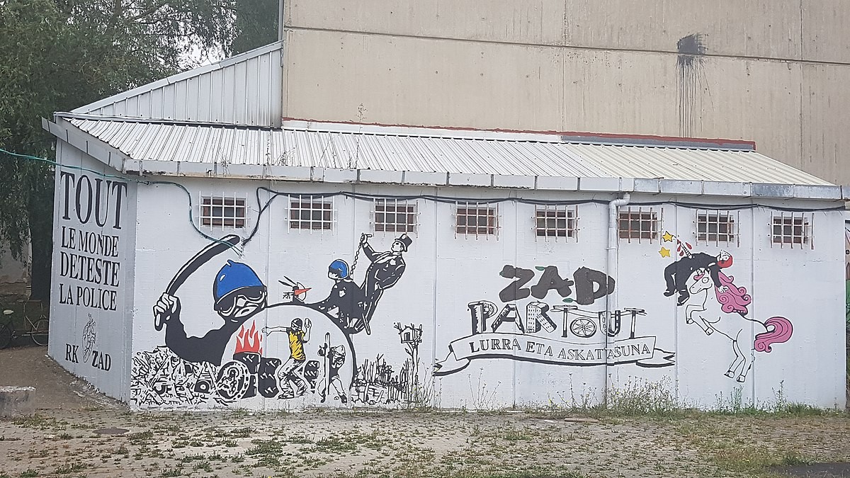 Grafiti contra la Policía pintado en el barrio okupa de Errekaleor, en Vitoria. Asier Iturralde Sarasola