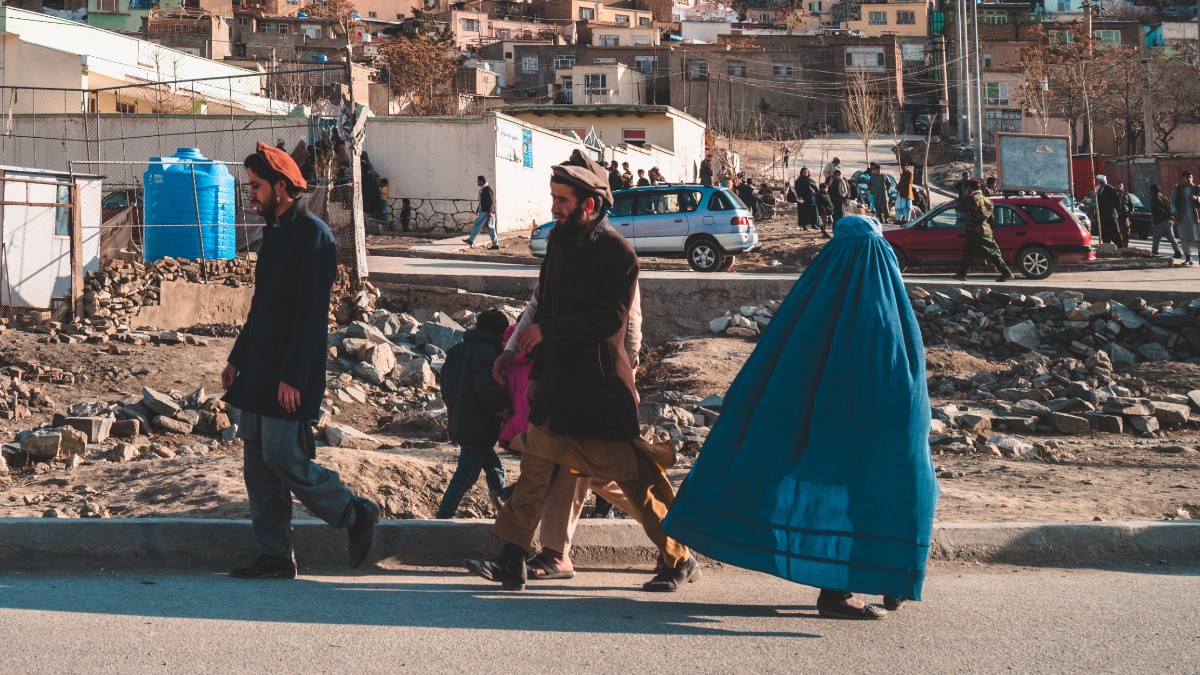 Una mujer afgana camina por las calles de Kabul cubierta por un burka. Reuters