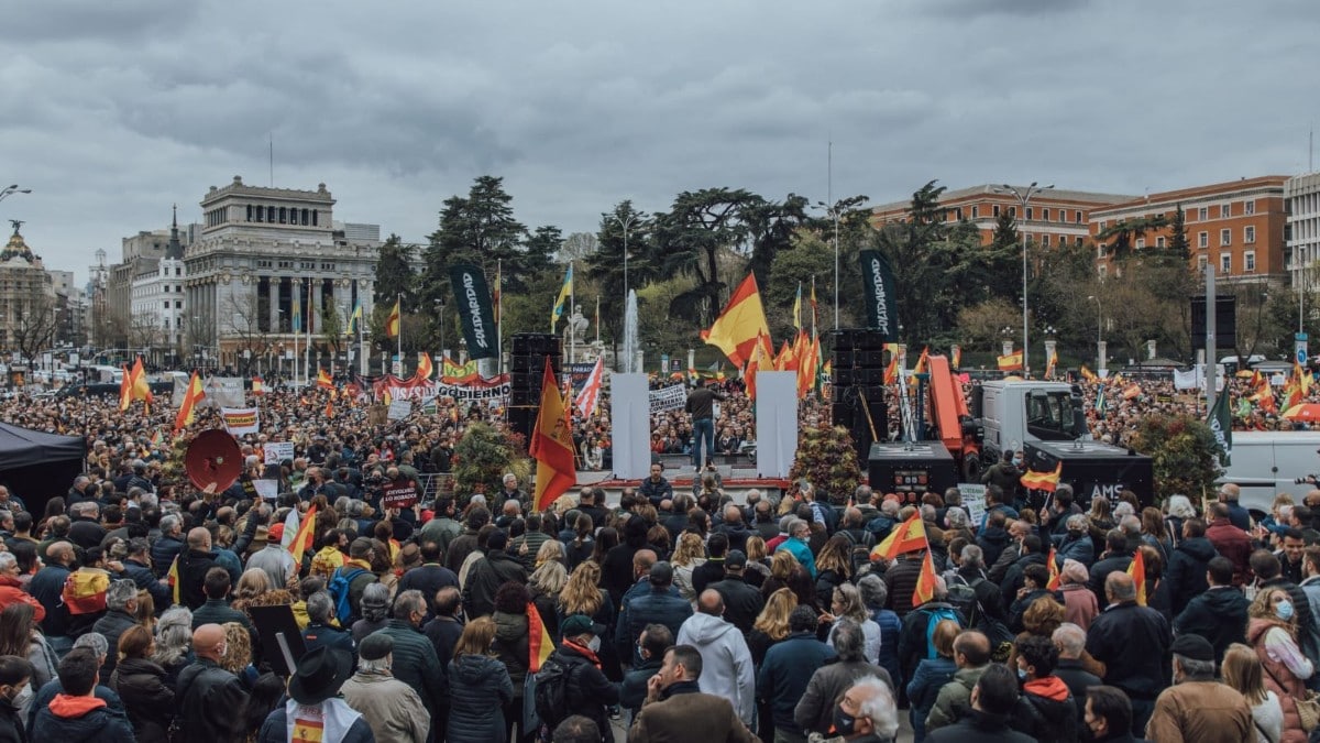 Miles de españoles se concentran junto al sindicato Solidaridad y a VOX contra el Gobierno de Sánchez