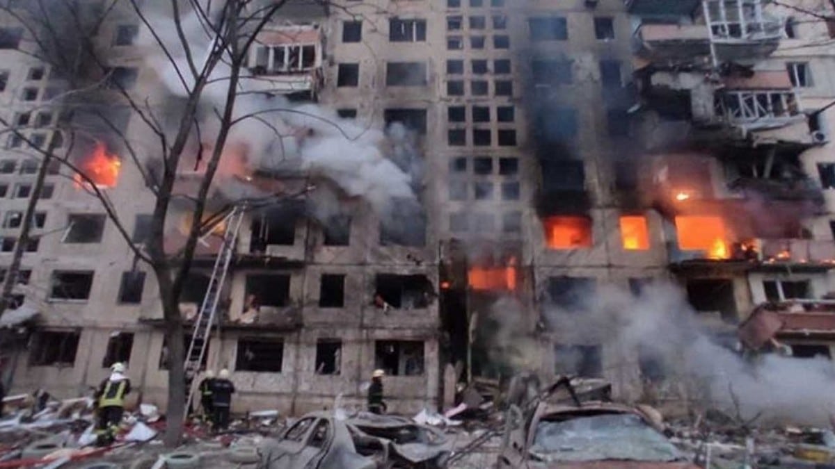 Al menos un muerto tras el impacto de un proyectil contra un edificio de apartamentos en Kiev