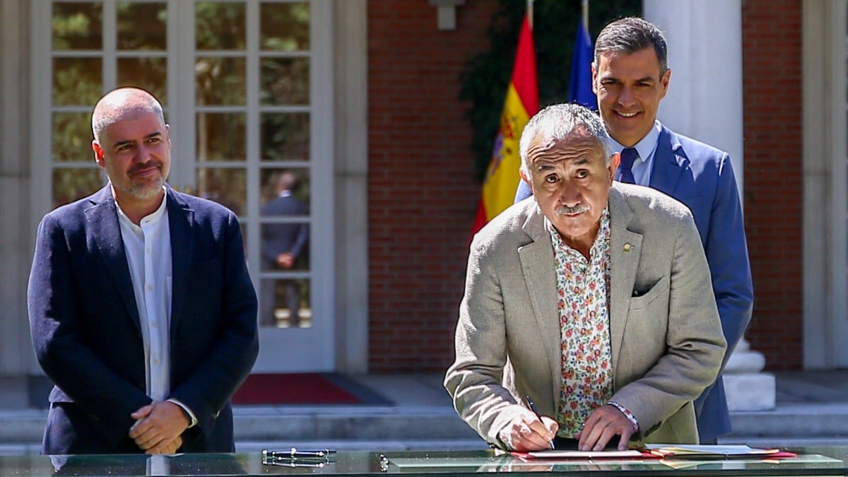 Pepe Álvarez, Unai Sordo y Pedro Sánchez. Europa Press