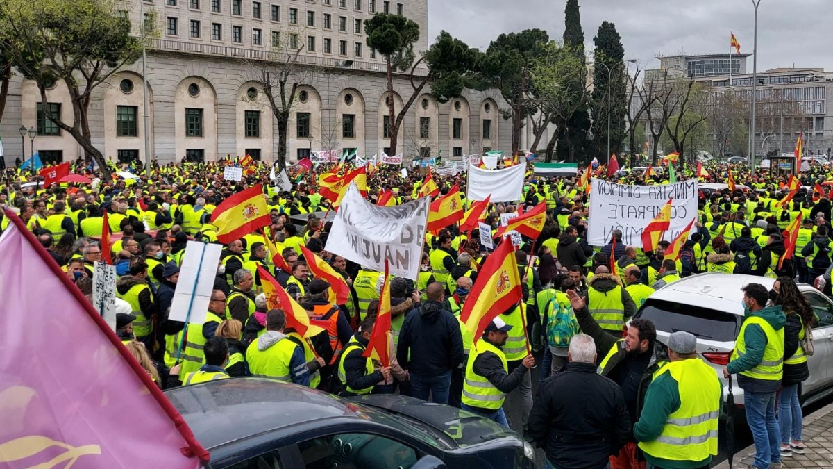 Miles de manifestantes salen a la calle para protestar contra el Gobierno de Sánchez por el precio de los carburantes.