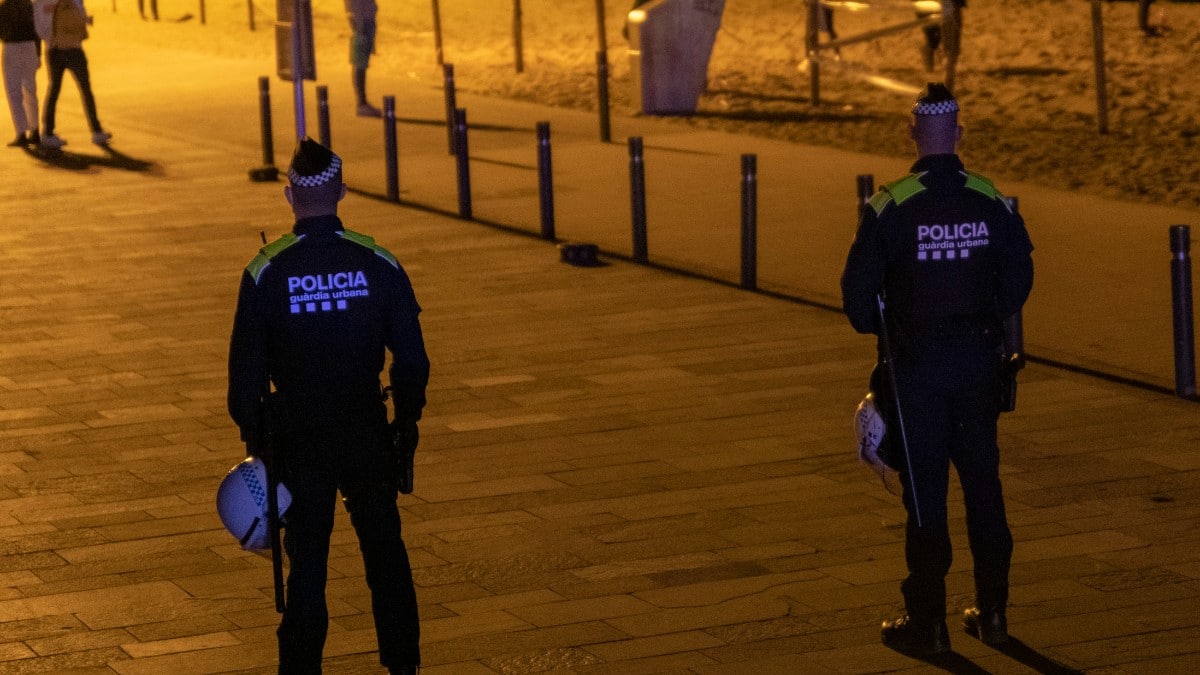 Policía en la playa de la Barceloneta