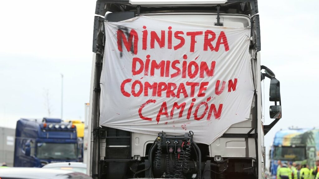 Uno de los caminos que participa en las protestas del sector. Europa Press