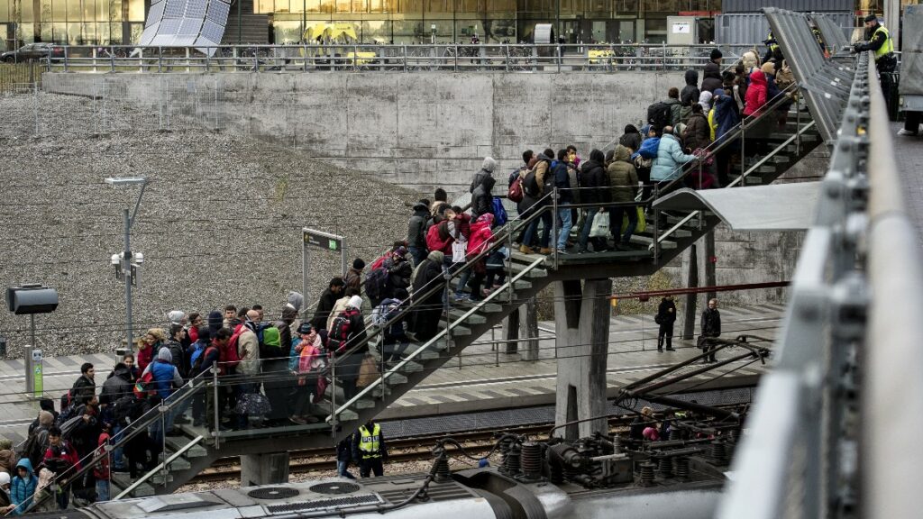 La policía organiza a los refugiados que llegan desde Dinamarca a la estación de tren de Hyllie en las afueras de Malmo, Suecia en 2015. Reuters