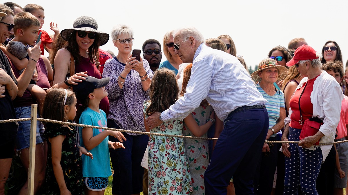 El presidente de Estados Unidos, Joe Biden, junto a unos niños en Michigan. Reuters