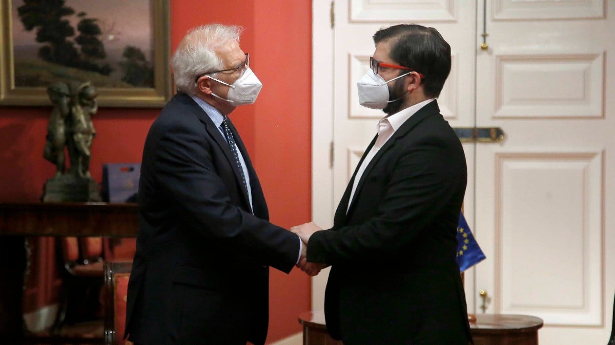 Borrell traslada a Boric el ‘interés’ de la UE en el proceso constituyente chileno