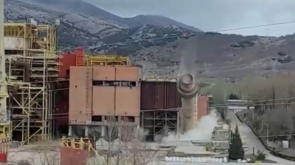 Chimenea de la Central Térmica de Velilla demolida