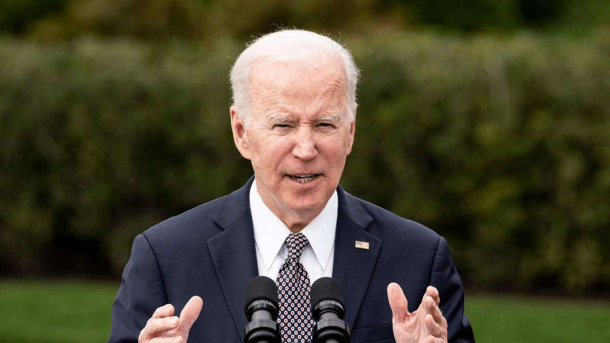Nuevo lapsus de Joe Biden: el presidente de EEUU intenta dar la mano a alguien inexistente y se desorienta tras un discurso