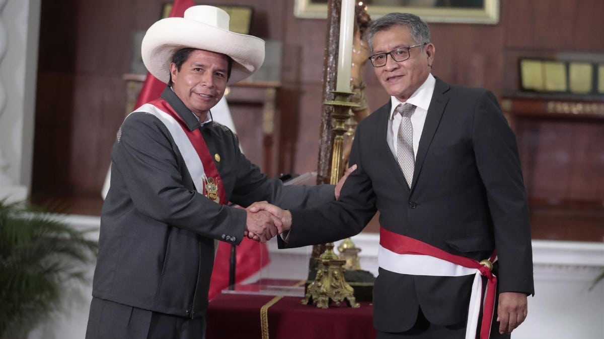 El presidente de Perú, Pedro Castillo, junto con el ministro de Educación, Rosendo Serna. Europa Press