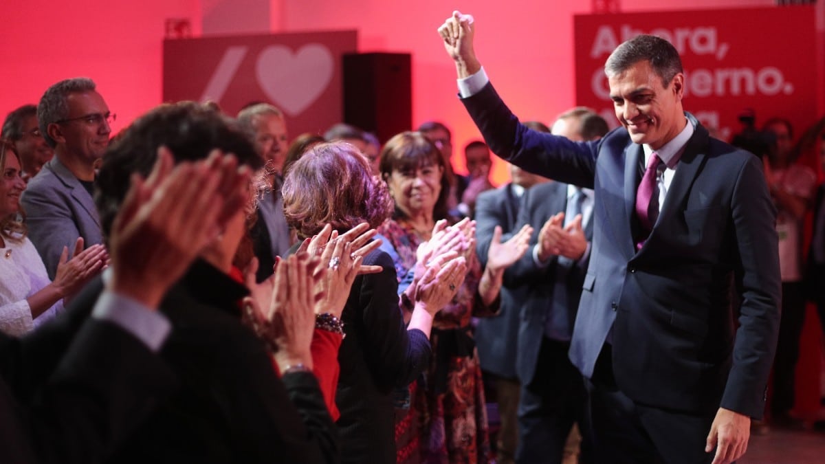 Pedro Sánchez recibe el aplauso de los miembros de su partido. Europa Press