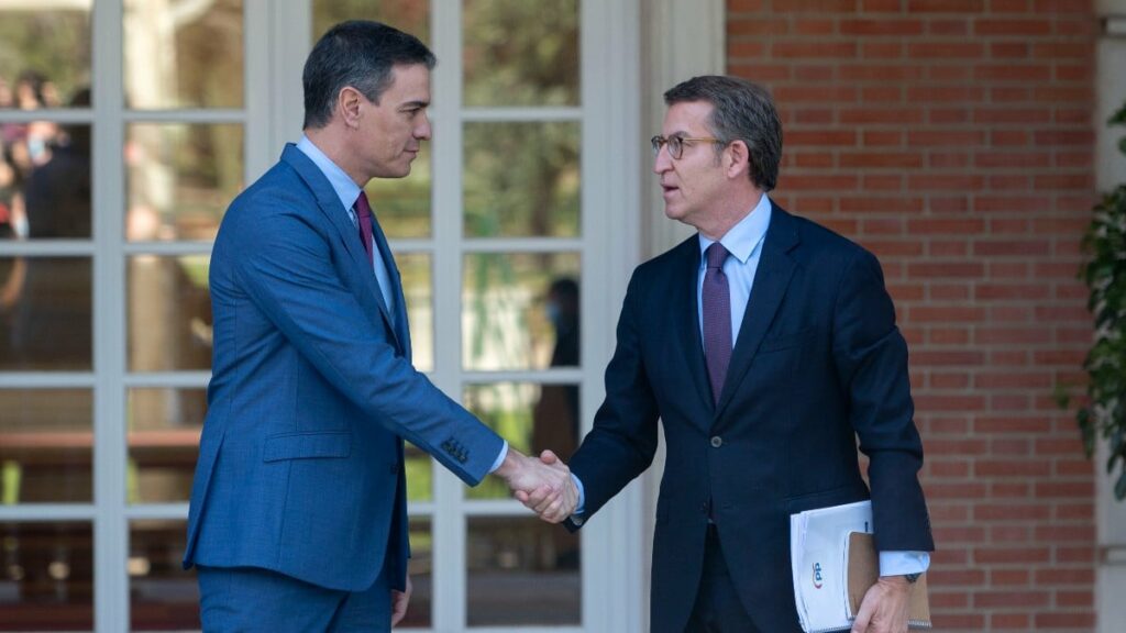 El presidente del Gobierno, Pedro Sánchez, junto al líder del PP, Alberto Núñez Feijóo. Europa Press