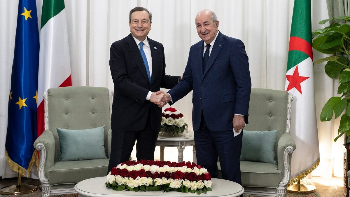 Los primeros ministros de Italia, Mario Draghi, y Argelia, Aimen Benabderramán. Europa Press