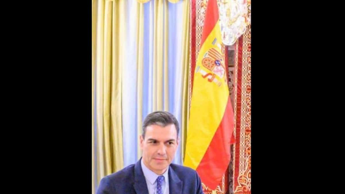 Marruecos provoca a España con el permiso de Sánchez al colocar la enseña nacional boca abajo